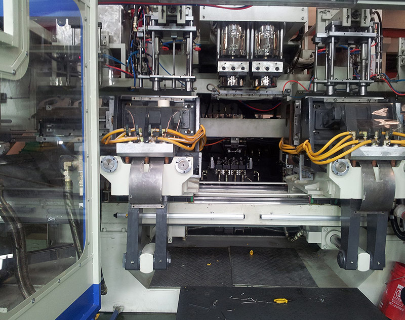 中空成型機(jī)極速平移部分使用18系列傳感器.jpg